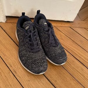 APL Techloom Pro Sneaker Shoes: Midnight
Blue/Gold 7 Mens/39 or 8.5 Womens New